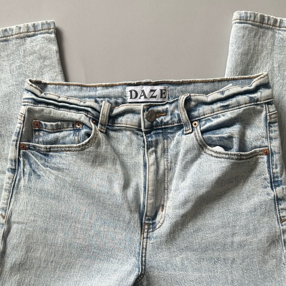 Daze Denim Denim - Women’s Daze Denim Light Wash Tough Love Jeans Size 29